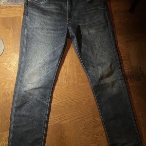 Levis 511 säljes till mycket bra pris - Säljer mina levis 511 då dem var för korta för mig. Dem är bara testade så skicket är som nya. Nypris 1200 men säljer för 500kr, pris kan diskuteras vid intresse