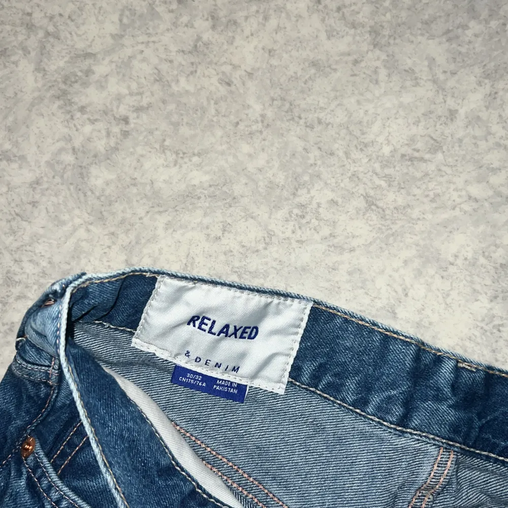 Mörkblåa jeans från hm, relaxed fit, aldrig använda endast ett fåtal gånger, 400 kr nypris, W30/L32. Jeans & Byxor.