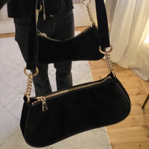 Väska  - Snygg väska från h&m, svart med gulddetaljer