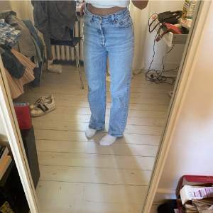 Säljer de här Levis jeans i storlek 26. Det är high waist straight leg. Den är knappt använda och har inga defekter.