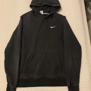 Vintage Nike hoodie - Vintage Nike hoodie i storlek herr S.  Kan fraktas eller mötas upp i Malmö/Lund. Skicka ett meddelande för mått, fitpic eller annat! (Fraktkostnad, 59kr)