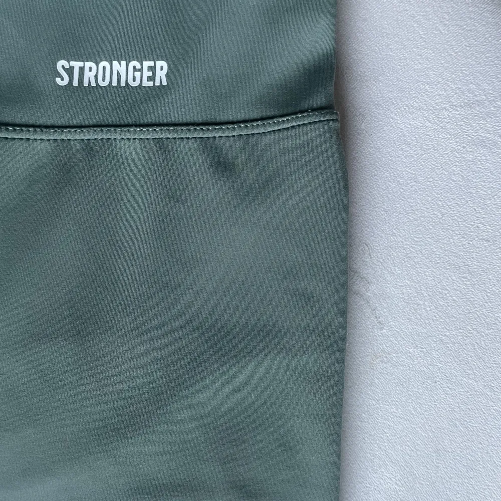 Säljer dessa gröna stronger tights då de inte kommer till användning!💚nypris (800kr) köparen står för frakten.. Jeans & Byxor.