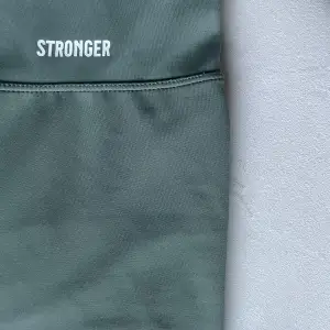 Säljer dessa gröna stronger tights då de inte kommer till användning!💚nypris (800kr) köparen står för frakten.