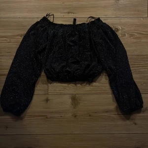 Svart Glittrig Topp Hm XS - Svart glittrig topp från Hm💕 storlek XS, bra skick💕 festtopp!!