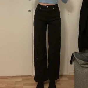 Svarta vida jeans - Väldigt fina jeans, har använt dom super mycket och dom är sköna. 