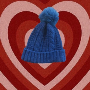 Blå mössa - En blå mössa med lite lurv på toppen