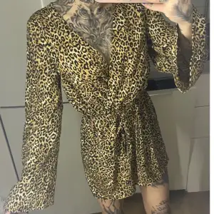 Leopardmönstrad playsuit i storlek S.