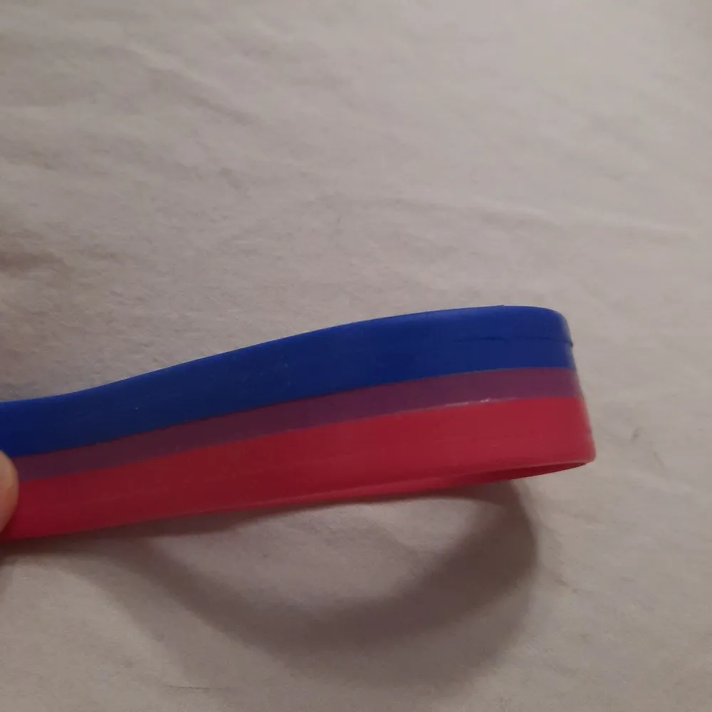 Armband med bisexuella flaggan på . Accessoarer.