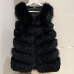 Pälsväst (äkta) - Svart äkta pälsväst i fint skick, använd vid fåtal tillfällen. Västen har två sidofickor. Passar en xs/s. Nypris var 4000 kr, men pris kan diskuteras 