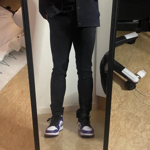 Kostymbyxor (tajta) - Extrem tajta kostymbyxor som jag knappt kan få på mig! Passar 160-170. Snälla vill bara bli av med dessa 