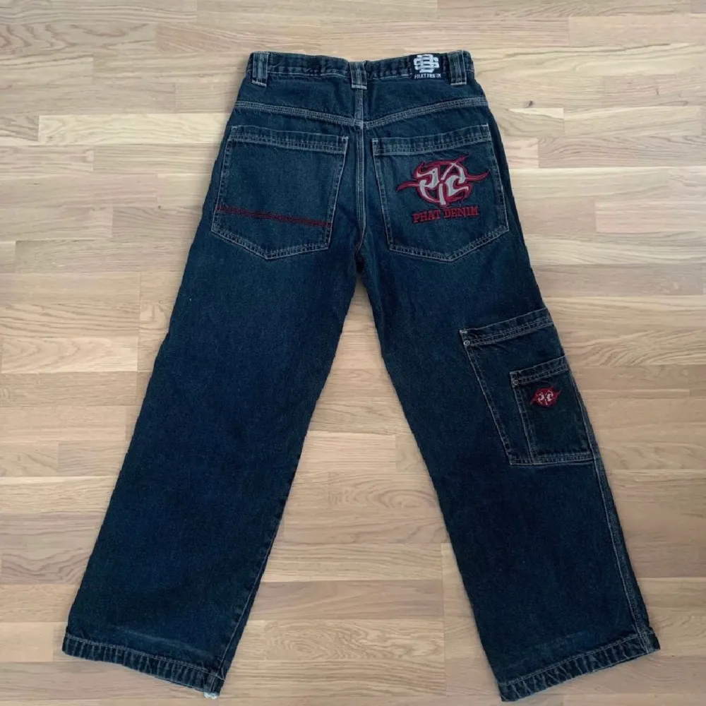 Baggy jeans med fickor på höger ben och motiv på höger bakficka. Lite för korta för mig, skulle tro dom är ungefår W27. Passar folk under 163💕 köpt här på plick, bilder från förra säljaren💕lite slitna längst ner. Jeans & Byxor.