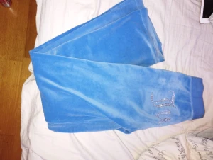 Juciy couture  - Hej!säljer mitt blå juciy sett då jag inte använder det använt runt 4-5 gånger så säljer runt original pris men lite neråt!