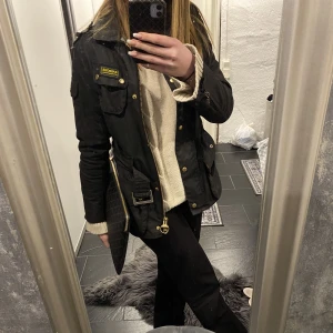 Jacka - Säljer denna jättesnygga jacka från barbour🤩 Inga defekter och är som ny i princip! Nypris 4000❤️Pris kan diskuteras🥰