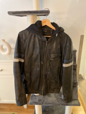 Skinnjacka  - Snygg skinnjacka, storlek 50 (S/M) 