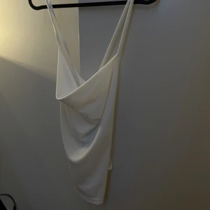 Vit linne från Zara  - Vit linne från zara som är jätte fin, faller så fint framtill och bak! För bild på skriv privat☺️