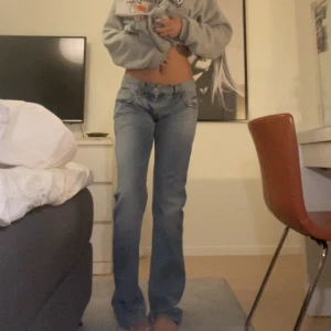 Lågmidjade jeans - Lågmidjade dolce & gabbana jeans. Superfina men kommer bara inte till användning. Innerbenslängden är ca 90cm och midjemåttet är ca 85cm men det finns ett snöre i midjan man kan spänna åt❣️❣️