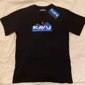 KAVU T-shirt  - KAVU T-shirt. Mörkblå. 100%bomull. Strl M. Oanvänd.