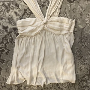 Zara topp vit - Vit topp från Zara🤍Tyvärr för liten för mig :( Men jätte bra skick!! Pris går att diskutera