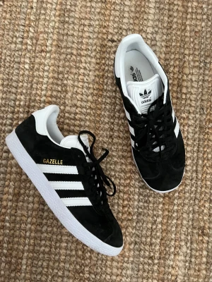 Adidas gazelle skor  - Säljer mina svarta adidas gazelles i storlek 38 2/3 då de inte kommer till användning. I princip oanvända. 