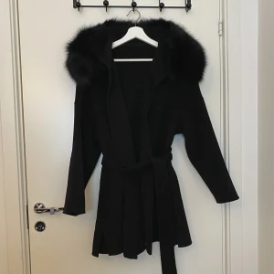 Ullkappa med päls - Säljer nu min jättefina ullkappa med äkta päls då den inte kommer till användning. Helt i nyskick! Kashmirullblandning med rävpäls. Säljer även en likadan i beige. Stl XS men är mer som en S då den är oversized. Skriv för fler bilder eller vid frågor 🤍
