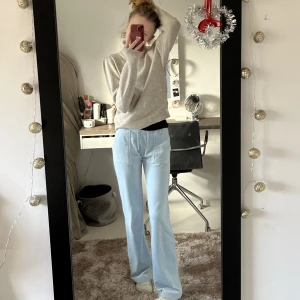 Juicy couture  - Säljer mina två juicy couture byxor i grå och ljusblå. Kontakta om ni undra något, fler bilder.💕 går att köpa ett par, priset ligger då på 700