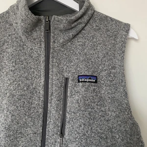 Patagonia väst - Grå Patagonia väst, jättefint skick. Nypris 1 199kr. Herrstorlek!