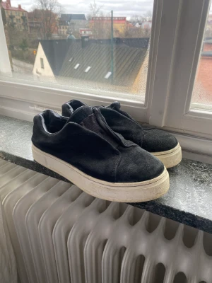 Eytys doja sneakers - Svarta Eytys sneakers i modellen ’doja’. Använda, men för enkelt ett lyft med lätt rengöring/putsning. 