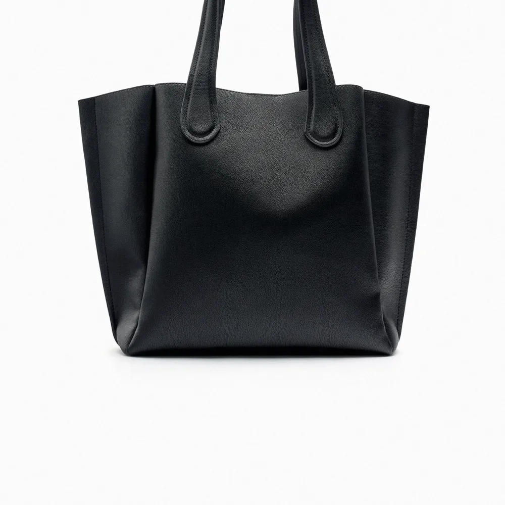 Säljer denna sparsamt använda väska från zara då den ej kommit till användning 🫶🏼 Köparen står för frakten ‼️. Väskor.