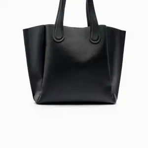 Säljer denna sparsamt använda väska från zara då den ej kommit till användning 🫶🏼 Köparen står för frakten ‼️