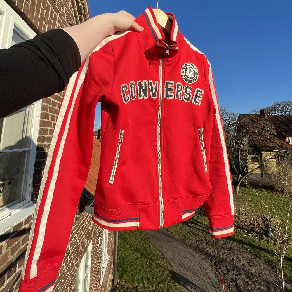 Köpte på 2hand för något år sen. Från Converse. . Hoodies.