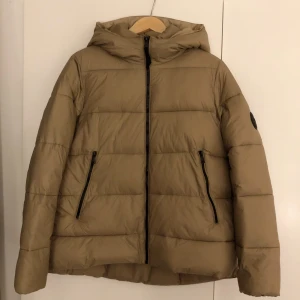 Beige dunjacka från Zara!💖 - Säljer en knappt använd dunjacka från Zara!💖💖