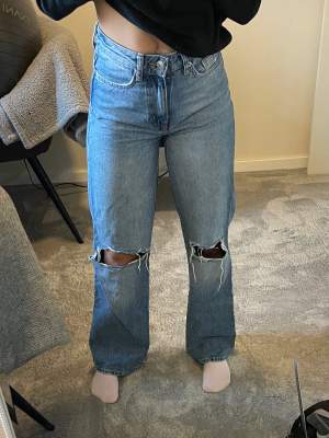 Priset är förhandlingsbart. Blåa ”boulevard” jeans från Lager 157. Storlek XS. Super snygga och sköna. Säljs för att de inte kommer till användning. Frakten betalar köparen själv.