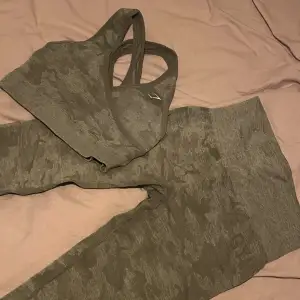 Säljer dessa camo sett från gymshark ljusgrön färg. Tightsen har scrunch i rumpan och toppen har fin störrning i ryggen. Använda 4-5 gånger stolek xs på både top och byxa men passar s med.