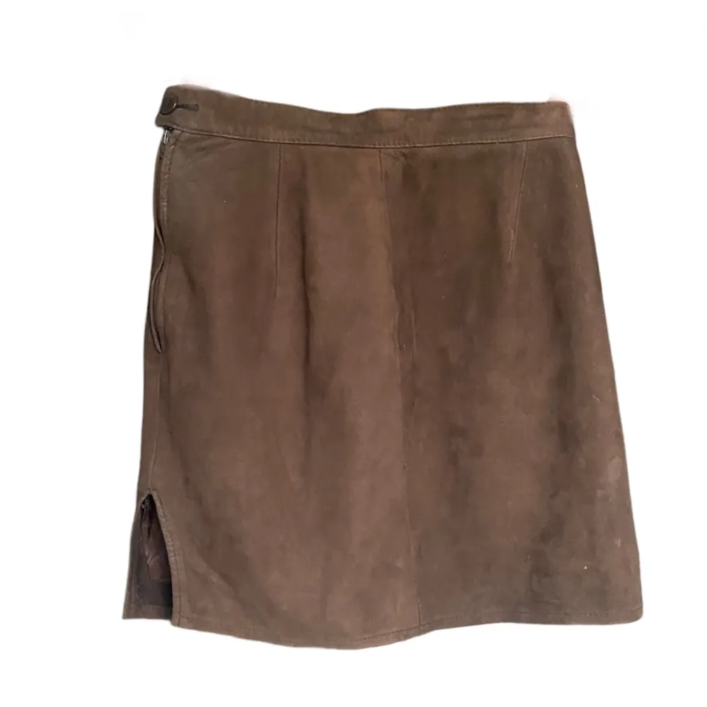 Beautiful retro suede skirt with slits and waist button. Measures 43 cm in length and 66 cm in waist. . Kjolar.