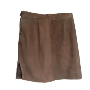 Beautiful retro suede skirt with slits and waist button. Measures 43 cm in length and 66 cm in waist. 