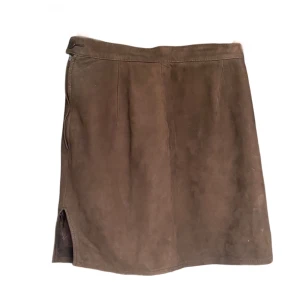 Suede mini skirt - Beautiful retro suede skirt with slits and waist button. Measures 43 cm in length and 66 cm in waist. 