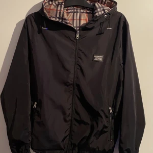 Burberry jacka - Säljer nu min Burberry jacka då den blivit lite liten . Perfekt till våren ! Tar emot bud och byten . Står för frakten eller möts i Sthlm:)