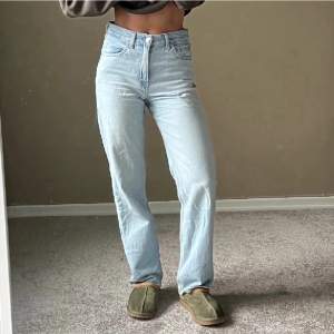 Levi’s jeans i modellen ”straight loose”, och i den perfekta färgen för vår och sommar. I bra skick och sitter så snyggt. Jag är en S för referens. 💙  Mått:  Innerbenslängden: 77 Midja: 36 Stuss:47 Grenhöjd: 27