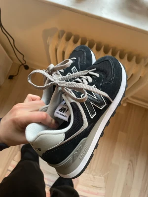 NEW BALANCE 574 (38) - Nya new balance 574 i storlek 38. Säljer pga för liten storlek :( 600kr å gratis frakt!