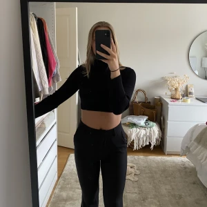 Svart tröja - Svart stickad topp från hm i storlek S