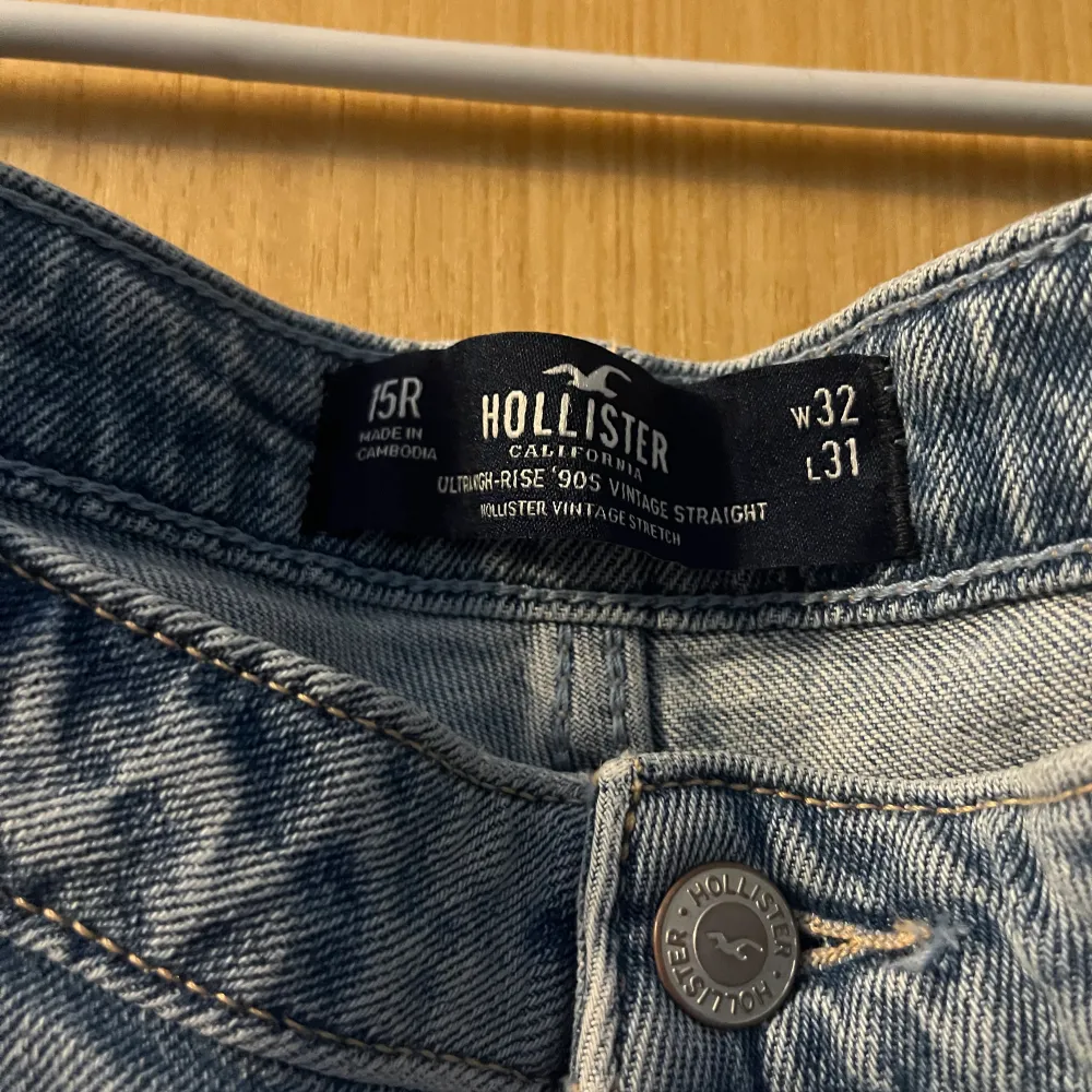 Ett par jätte fina högmidjade jeans från Hollister. Som är jätte fint sick och dom är normal i storleken och skulle säga att dom är som nya. Storlek:15R (W:32 & L:31)  Köparen står för frakten . Jeans & Byxor.
