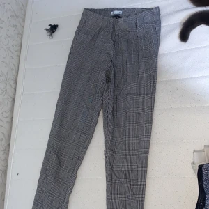 Strekiga byxor  - Streckiga byxor ganska lång och använt 3 gånger och köpte den för 99kr säljer dom för 29