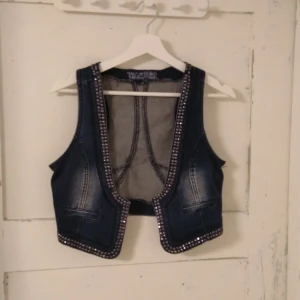 Jeansväst 34 - En jeansväst nästan intill oanvänd. Köpte i Grekland. 