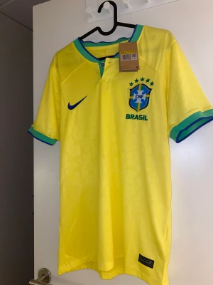 CBF fotbollströja  - Supersnygg CBF fotbollströja💛 Helt ny, endast provat den. Säljer då jag inte har någon användning för den längre.  Nypris: ca 800kr   Storleken är S för män, på mig sitter den mer som M-L. Väldigt snygg oversized look.    