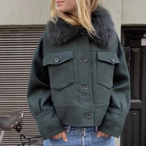 Meotine jacka - Jättefin jacka ifrån Meotine, perfekt nu till våren. Mitten knappen, samt pälsen saknas - därav priset. Nypris 2800.