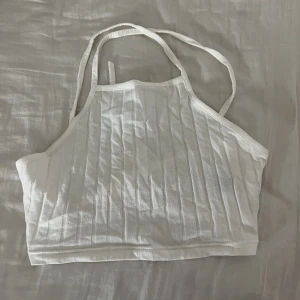 Vitt linne med öppen rygg - Fint vitt linne med öppen rygg, köpt på shein men kommer inte till användning. Köparen står för frakten!