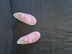 Fina oanvända skor - Fina Race Marine skor i strl 29,namnsde med Thea men aldrig använda.