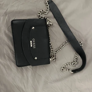 Väska från guess - Väska från guess, använd ett fåtal gånger 