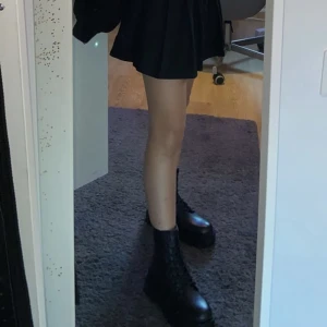 Kängor - Säljer dessa då de inte används nått mer då jag har andra skor🖤Jag har använt dem ca 5 gånger så de är lite creasade men inga ”hål” i färgen (det som syns på bilden är smuts)🖤Torkar av dom innan de skickas🖤 SPÅRBAR FRAKT 