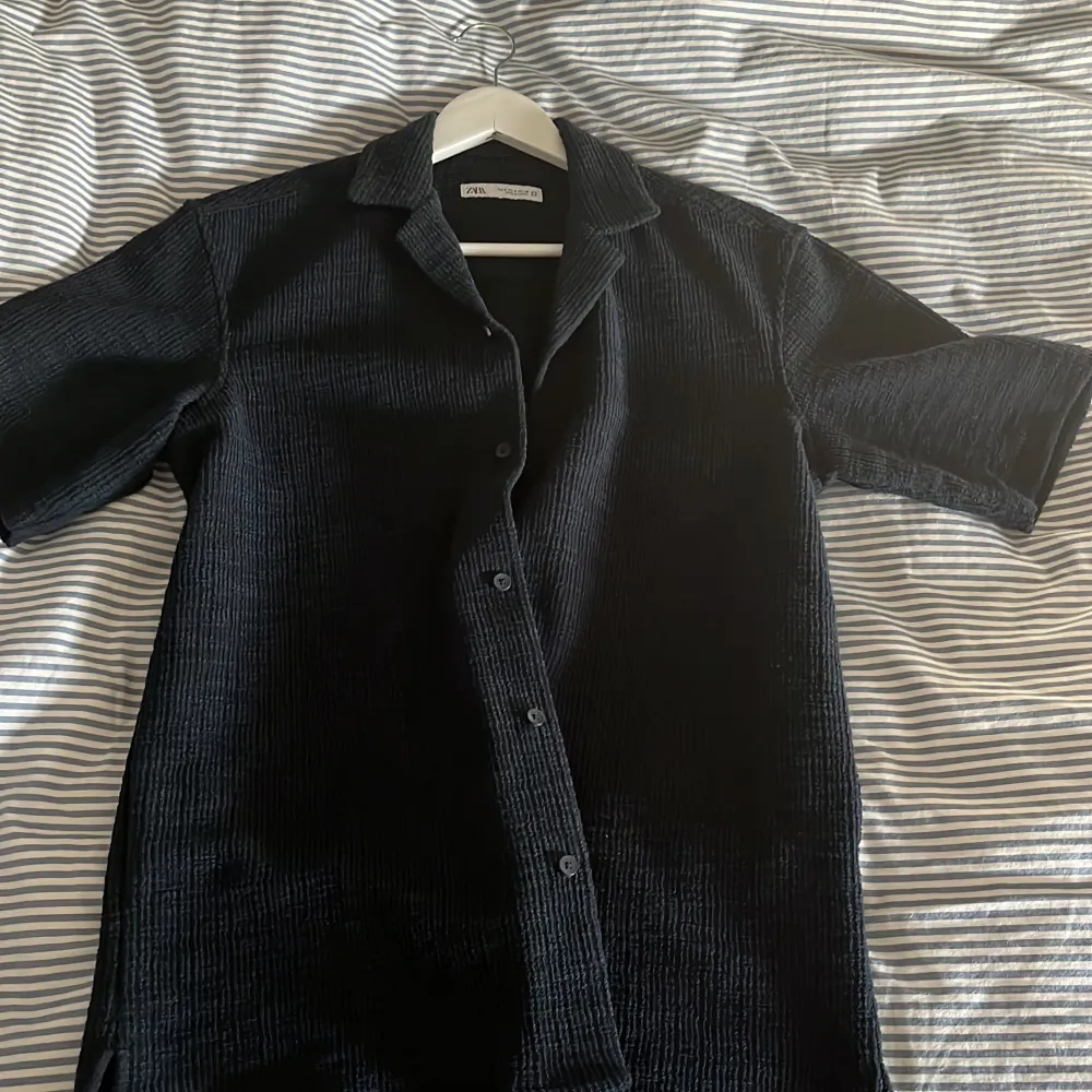En kortärmad skjorta från Zara som är perfekt till sommaren. Den är i storlek S och är helt ny och oanvänd.. Skjortor.